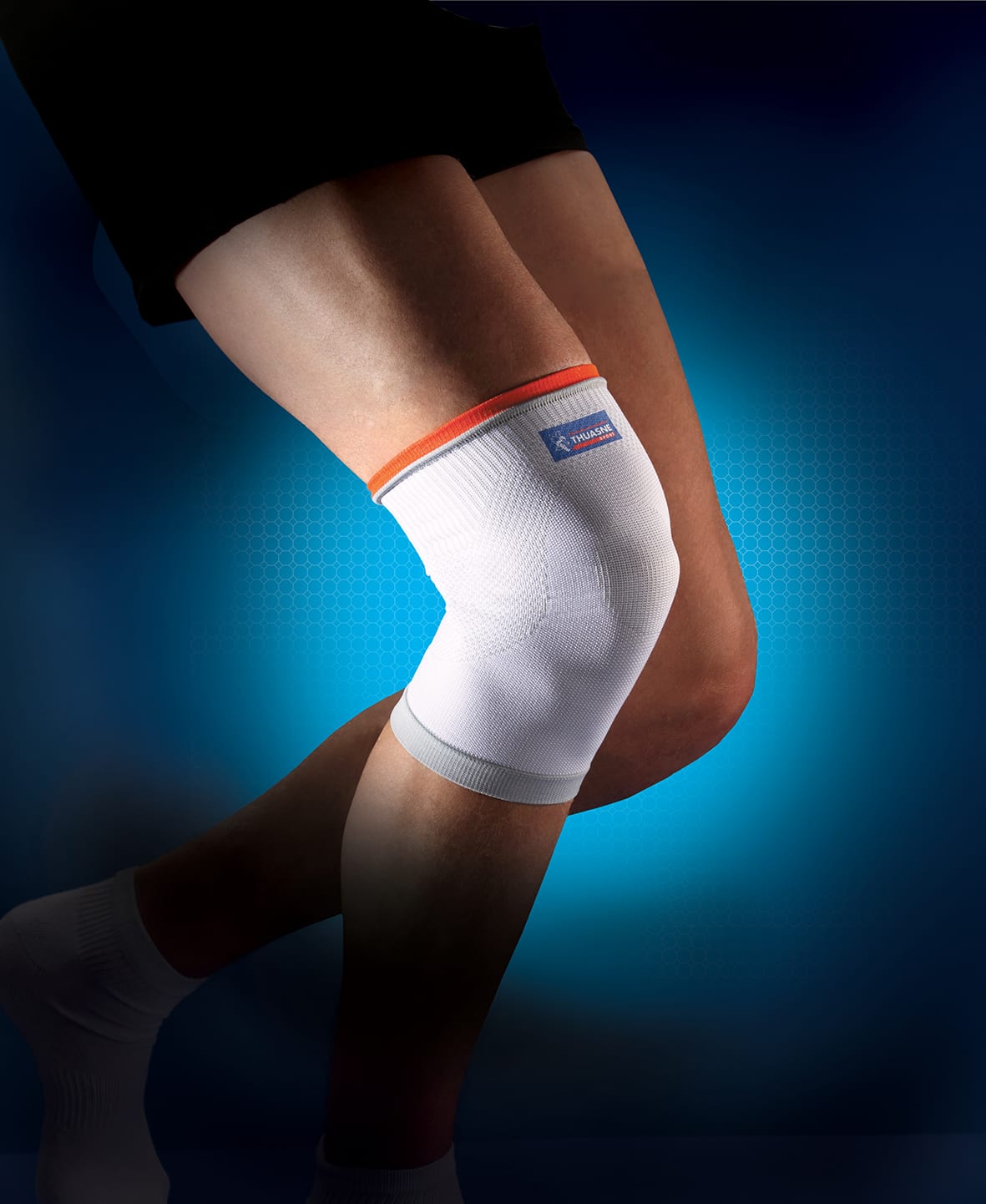 A person wearing a Thuasne Elastic Knee Support