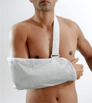 A man wearing a Thuasne Micro-ventilated arm sling