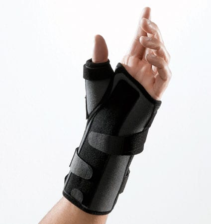 A person wearing the Thuasne Ligaflex Manu Thumb Brace on their hand